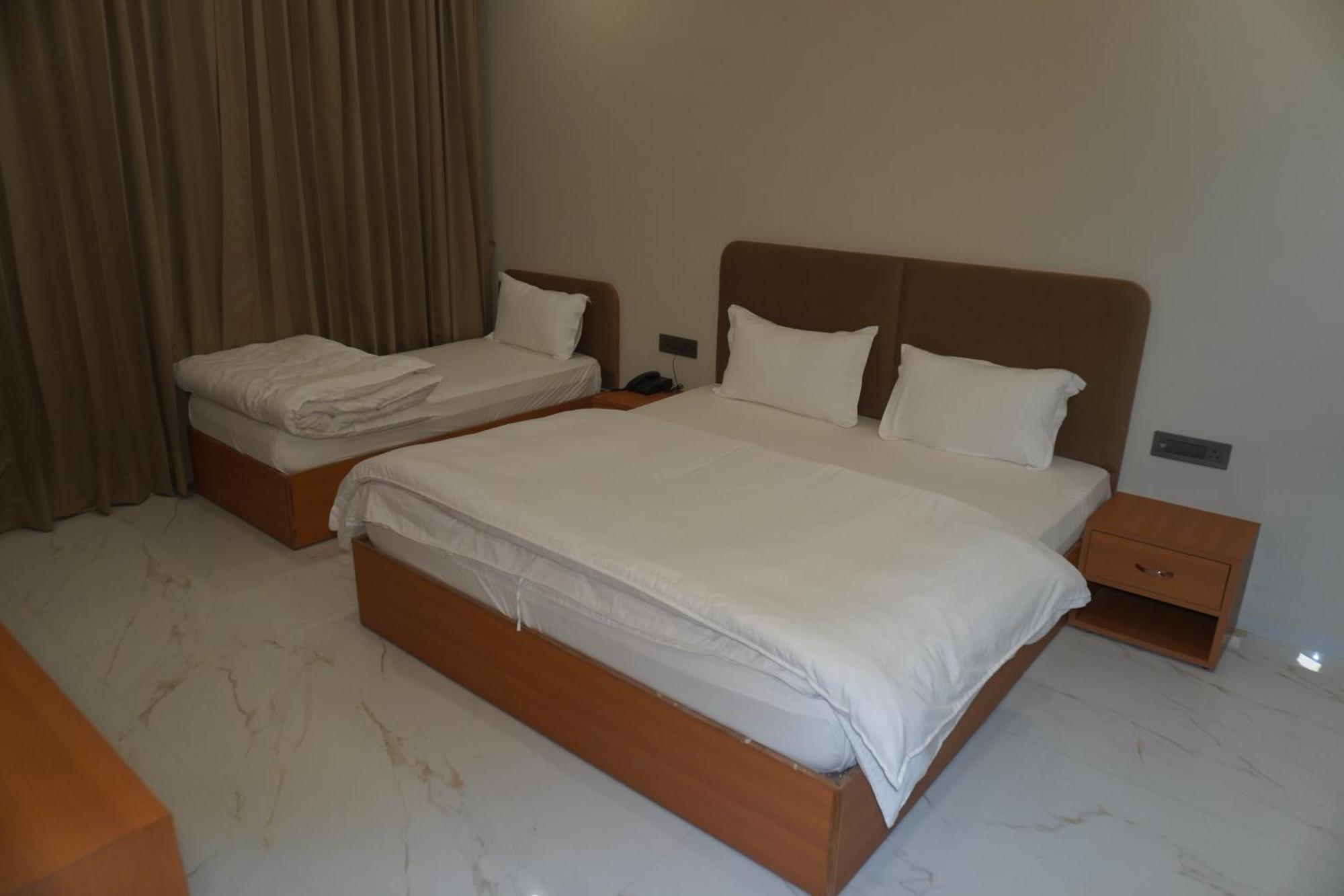 Hotel Heera Palace Khatu Bagian luar foto